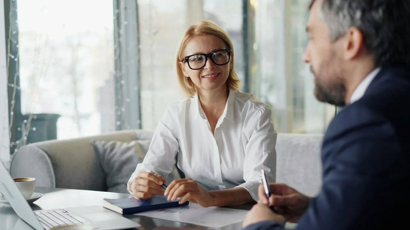 Un conseiller en conversation avec une cliente